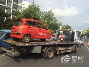 老年代步車長期占用停車位，交警取證后依法拖移，行業亂象亟待治理
